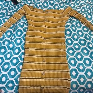 Shoulder dress with buttons